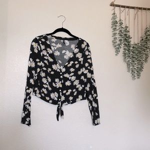 Black Long Sleeve Cropped Top with White Daisies